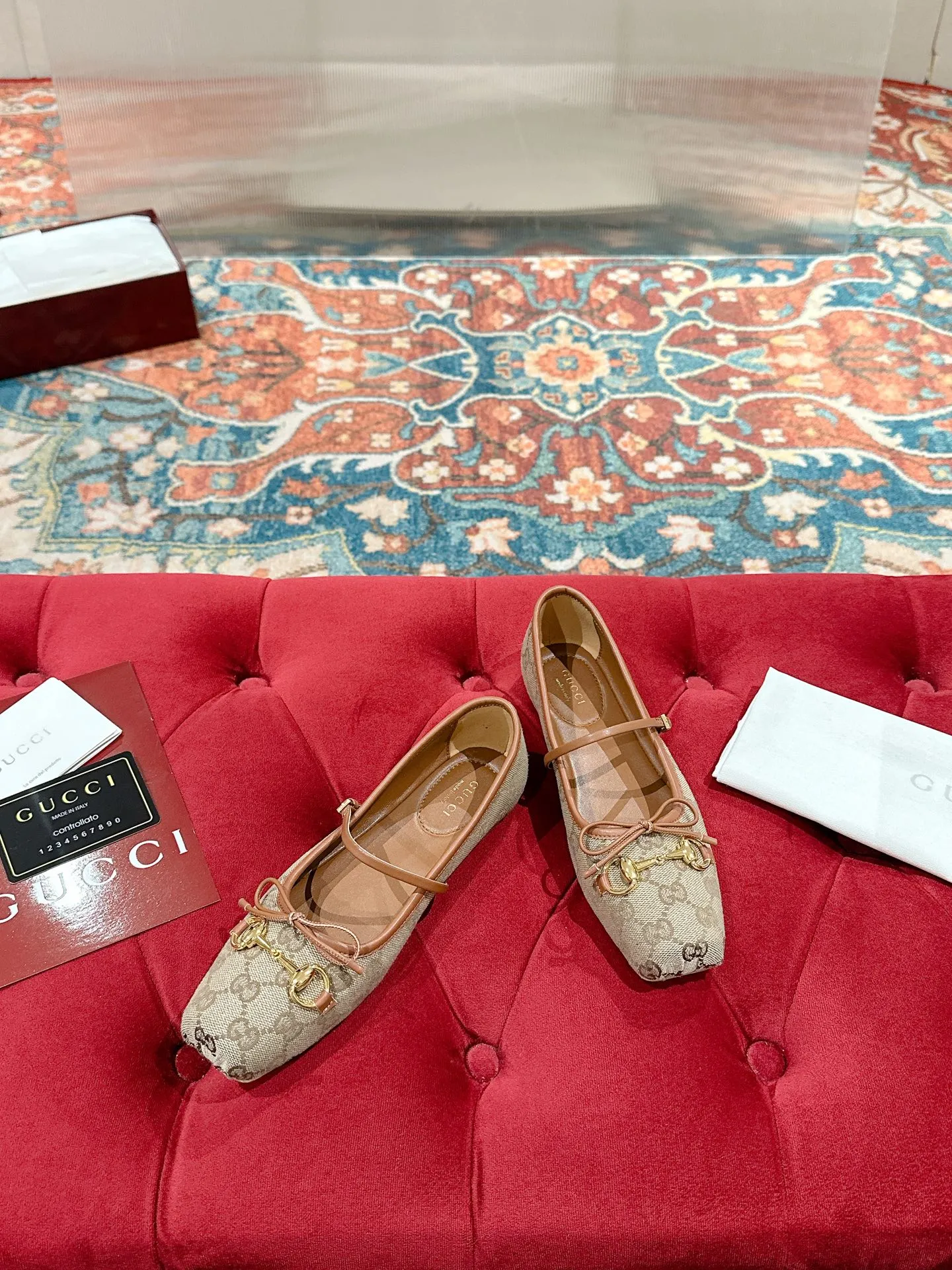 👟👟Ex-factory price 520👟👟 Gucci 2025 early spring 25 series new products🆕Flat ballet shoes horsebit new small square toe shoes, square toe design with elegant bow details, classic, refined, elegant, playful and fashionable flat shoes, creating an excellent wearing experience ▪️Fabric: original custom canvas/sheepskin ▪️Inner lining/foot pads: high-end custom sheepskin lining ▪️Heel height: flat ▪️Outsole: Italian genuine leather ▪️Number of yards: 35-39 (40.41 customized, non-refundable)